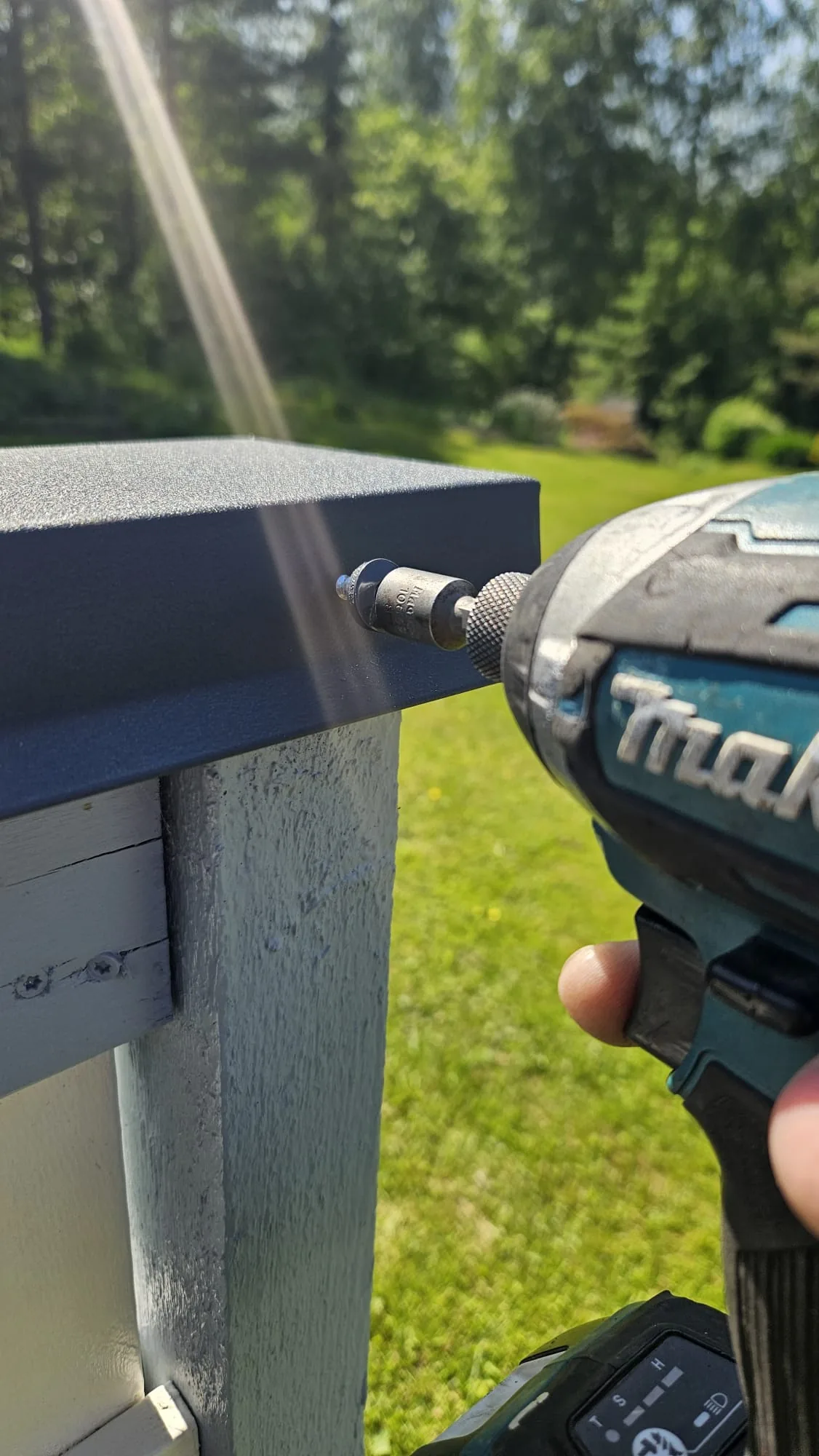 Porakone käytössä ulkona – rakennus- ja asennustyöt