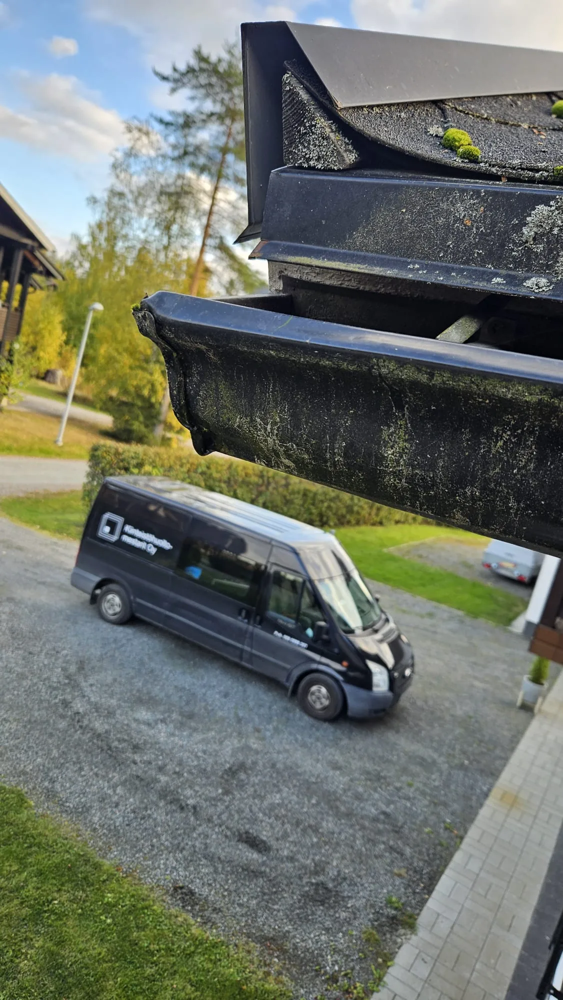 Musta KHM-huoltoauto kohteessa