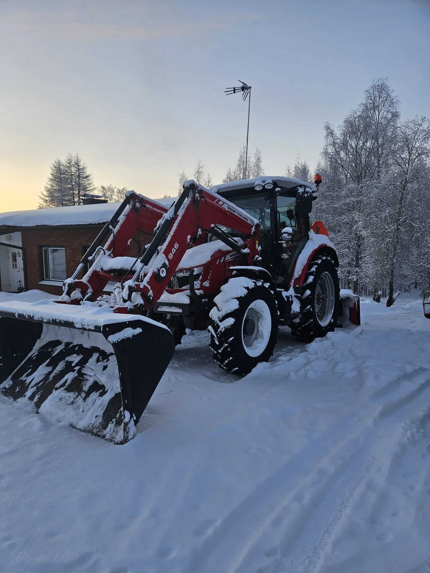 Talvikunnossapito – traktori lumitöissä