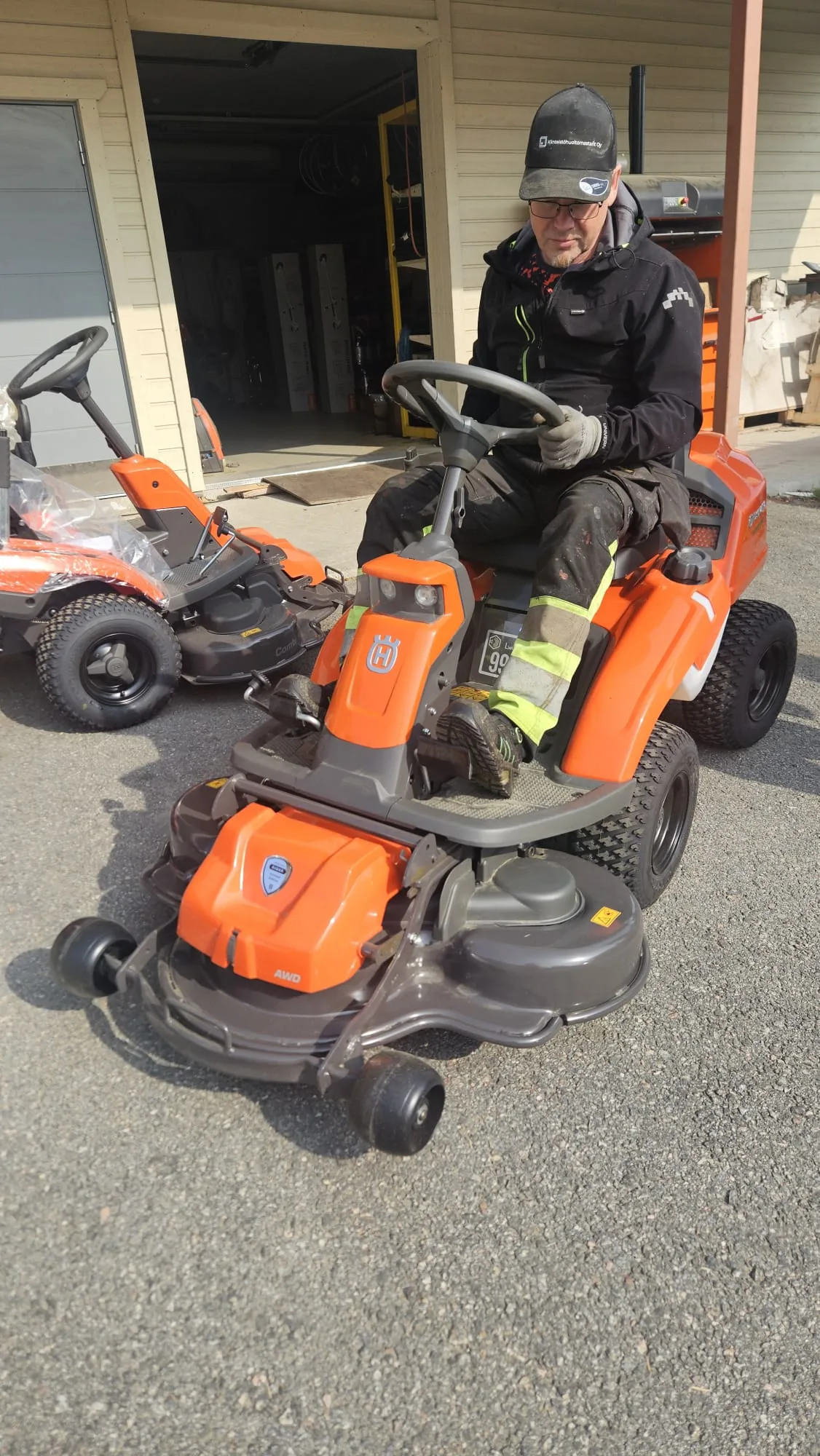 Husqvarna-ruohonleikkuri – nurmikkoalueiden hoito ammattikalustolla