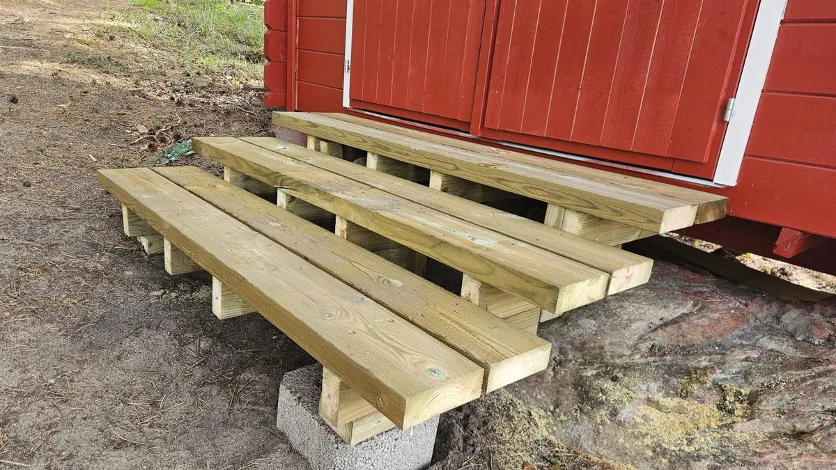 Uudet puuportaat asennettuna – rakennus- ja kunnostustyöt